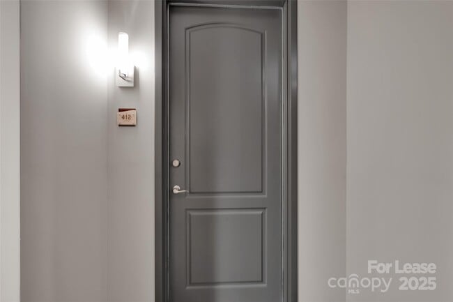 Building Photo - 701 Royal Ct