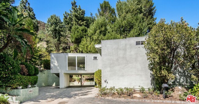 Building Photo - 1911 N Beverly Dr