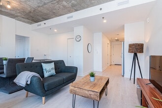 Building Photo - 100 Boul. de Maisonneuve E