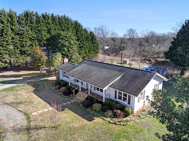 Building Photo - Welcome to this Comfortable, Charming & Outdoor Living, Single-Level Home