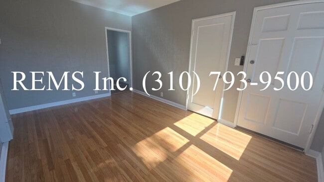 Foto del edificio - Renovated Upstairs Apartment with Parking