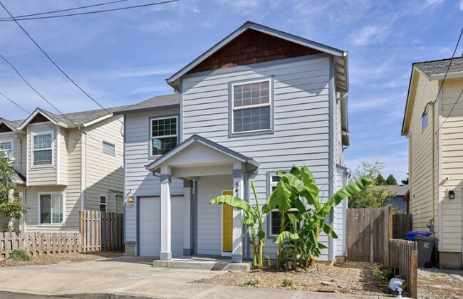 Building Photo - Beautifully Updated 3-Bed Detached Home Ne...