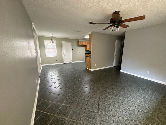 Building Photo - Like New Bossier Home