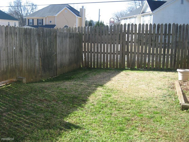 Building Photo - 2922 Lexington Trace Dr SE