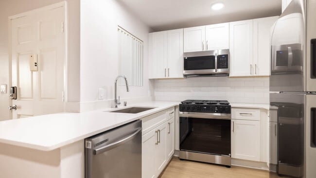Cocina con electrodomésticos de acero inoxidable - Oak Park Apartment Homes