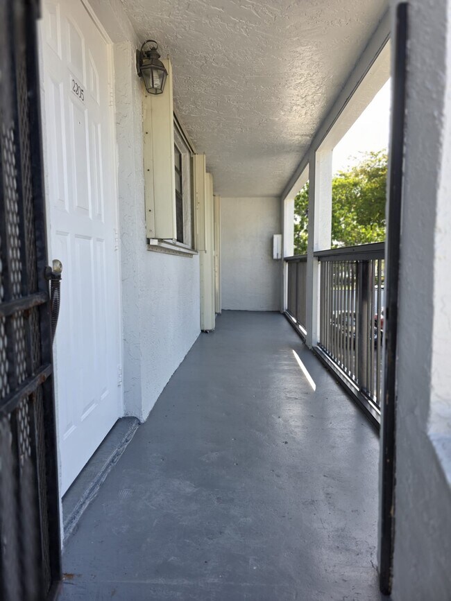 Foto del edificio - 18200 Mediterranean Blvd