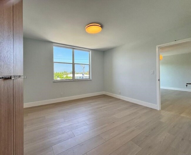 Foto del edificio - 1050 SE 15th St