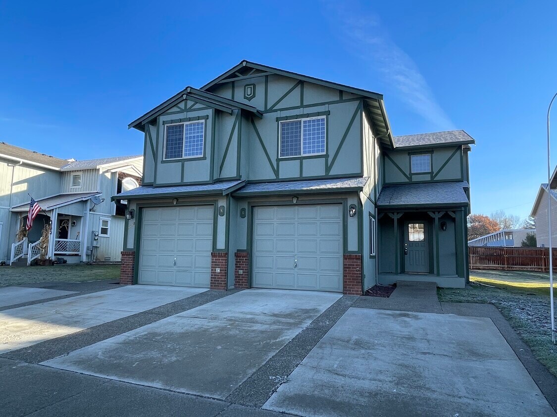 Duplex in Quiet Cul-de-sac - 2108 N Yellowstone St