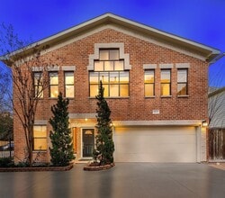 Building Photo - 914 W 25th St