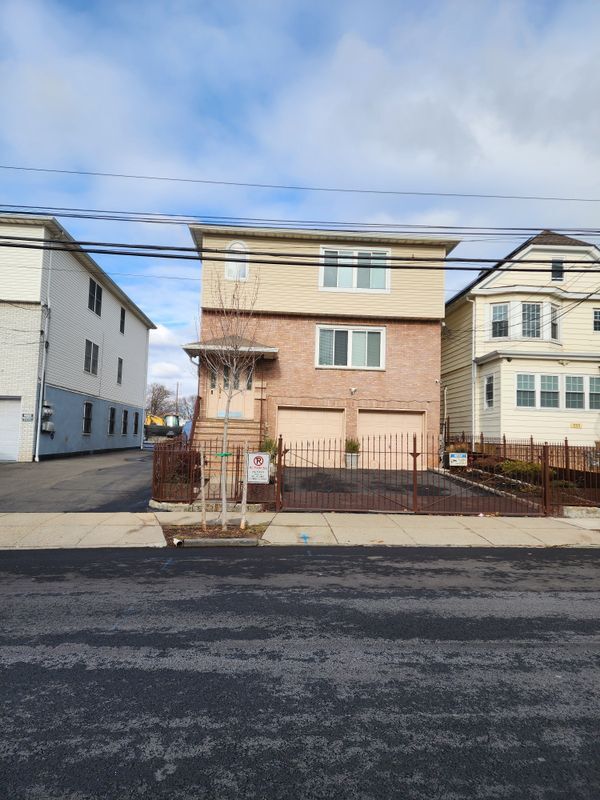 Primary Photo - 937 Grove St