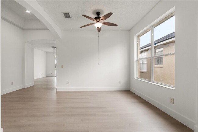 Foto del edificio - Stunning 4-Bedroom Lakefront Pool Home in ...