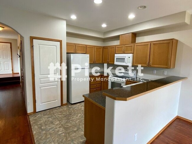 Building Photo - 233 NE Miramar Cir