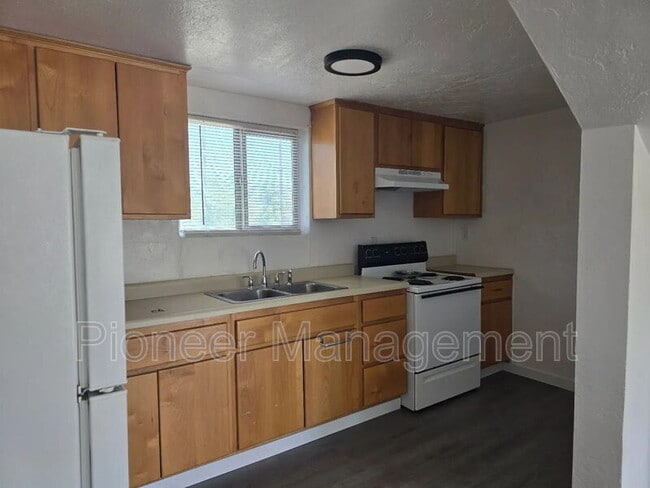 Building Photo - 452 Alder St