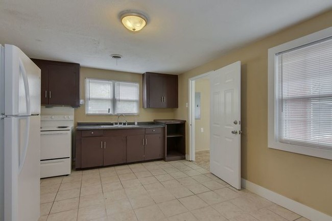 Foto del edificio - Brick home for rent.