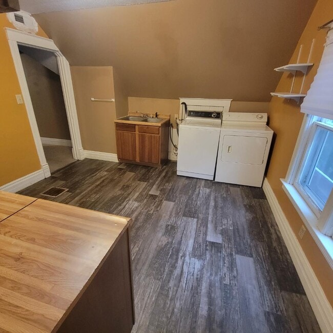 Building Photo - 825 Madison St