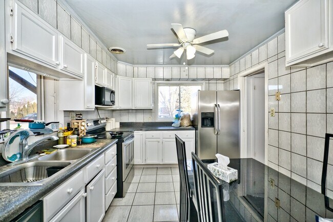 Foto del edificio - 7014 N Kilbourn Ave