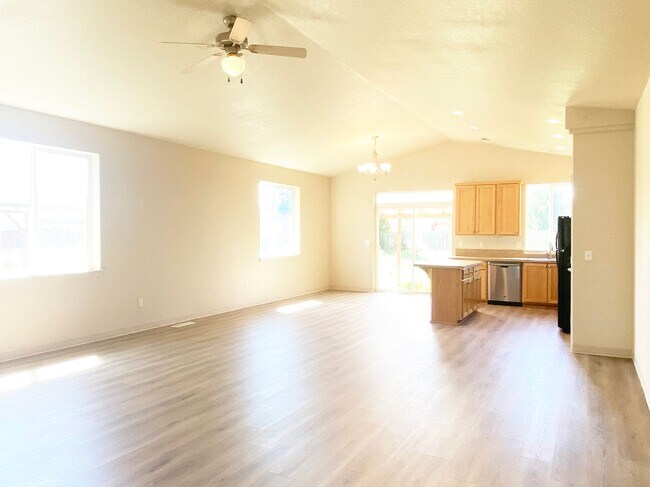 Building Photo - Charming Single Level in a Quiet Neighborhood