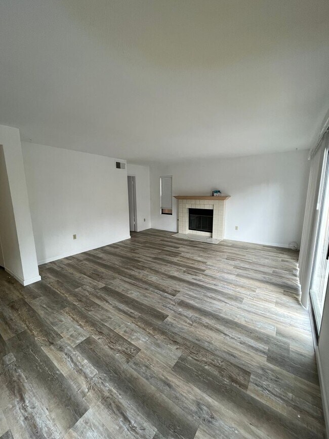 Foto del edificio - Absolutely stunning remodeled 3 bedroom 2 and half bathroom home in the heart of Mira Mesa!