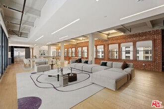 Building Photo - 808 S Broadway