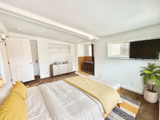 Foto del edificio - Beautiful 5 Bed/2 Bath Home Located in Dow...