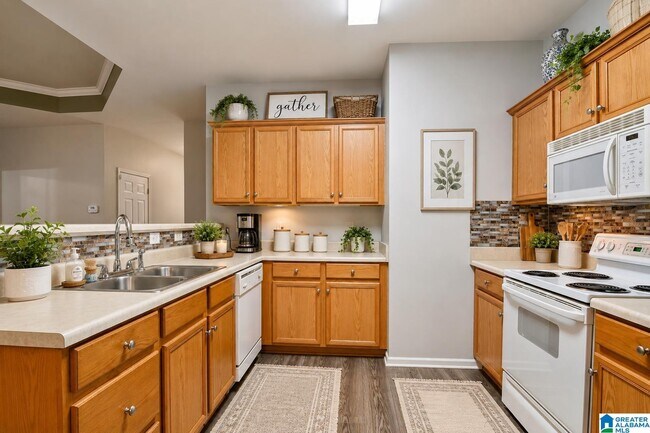 Building Photo - 560 Summit Cir