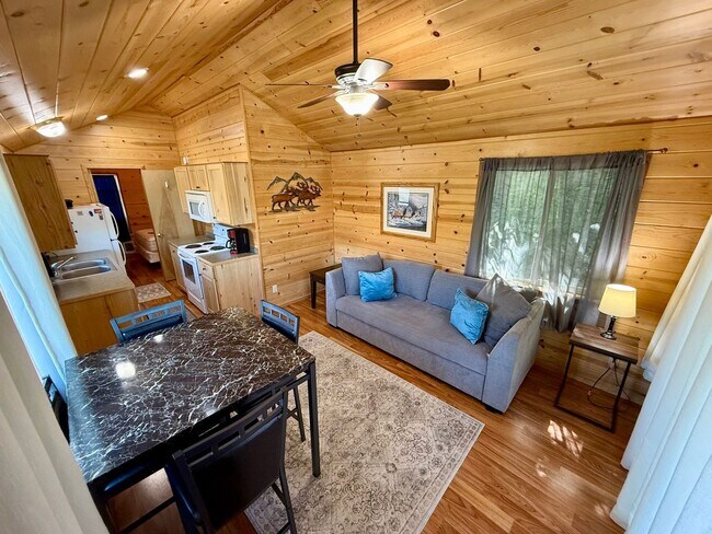 Foto del edificio - Short or long-term Furnished Cabin with A MOVE IN SPECIAL!