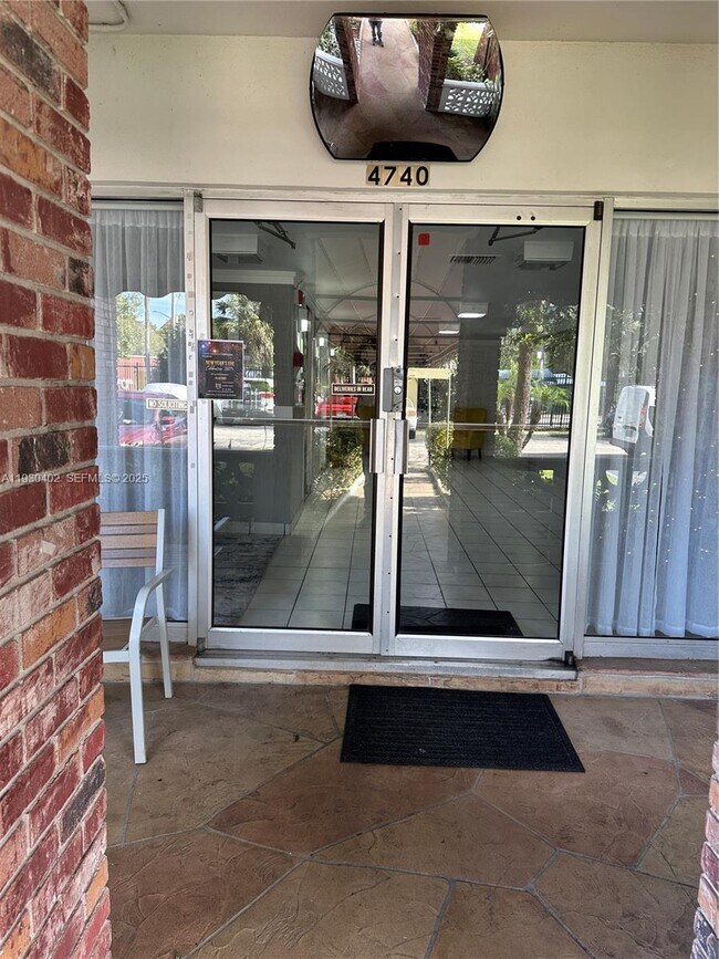 Foto del edificio - 4740 NW 21st St