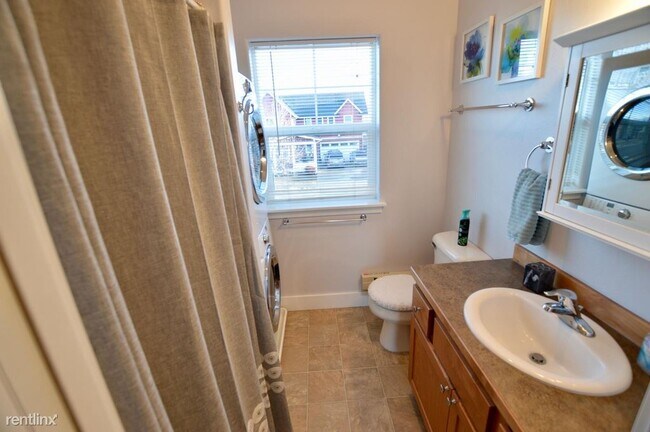 Building Photo - 2 br, 1 bath Duplex - 328 North Hanley Avenue