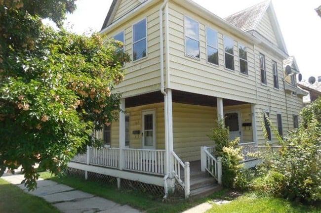 Building Photo - 127 Manhattan Dr