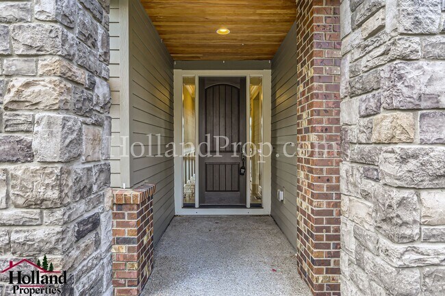 Foto del edificio - Stunning 3-Level Home with Breathtaking Vi...