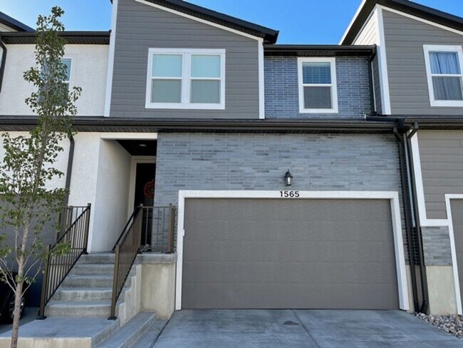 Building Photo - Gorgeous 4-Bedroom Townhome at the Exchang...