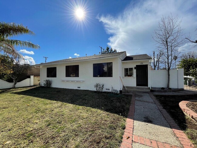 Foto del edificio - 7359 Amestoy Ave
