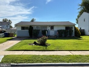 Building Photo - 604 N Coles Ave