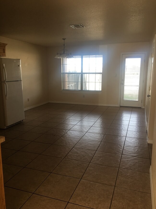 Building Photo - 3 bed 2 bath