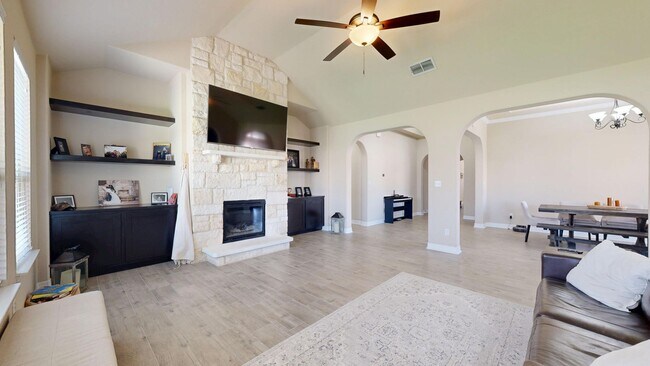 Foto del edificio - Spacious 4-bedroom, 2.5 bath, 3 car garage...