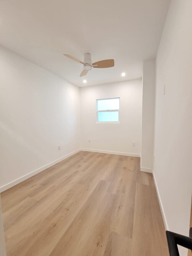 Foto del edificio - 1148 N Genesee Ave
