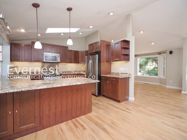 Foto del edificio - 3 Bed, 2 Bath Home with Fenced Yard & Garage / Available Soon!