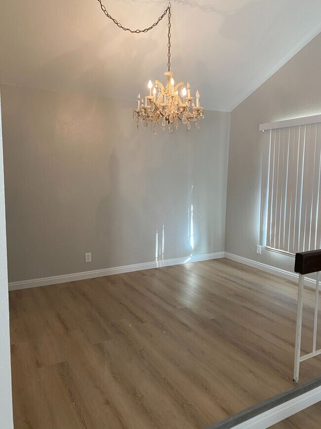 Foto del edificio - Single Story 4 bed, 2 bath home in central Simi Valley