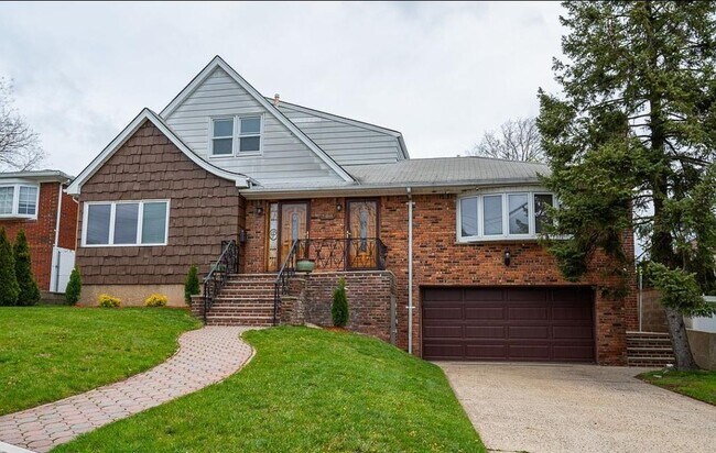 Foto del edificio - 708 Hylan Blvd