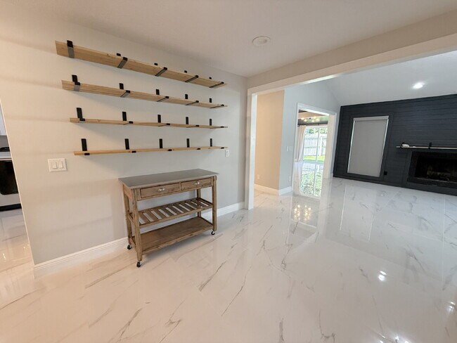 Foto del edificio - "Charming 3-Bed, 2-Bath Updated Carrollwoo...