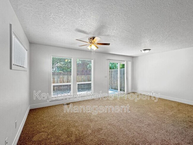 Foto del edificio - 2144 S Dorothy Ave