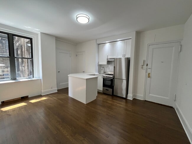 Building Photo - 140 E 46th St