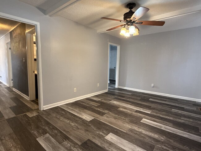 Building Photo - "Cozy 3-Bed, 2-Bath Gem on Cypress Avenue with 1375 Sq Ft of Space in Huntsville!"