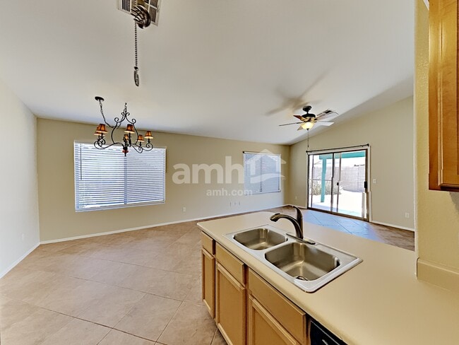 Foto del edificio - 15943 W Smokey Dr