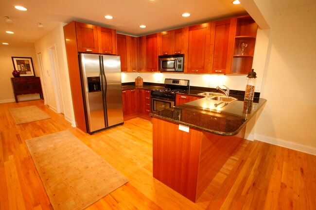 Building Photo - 6954 N Greenview Ave