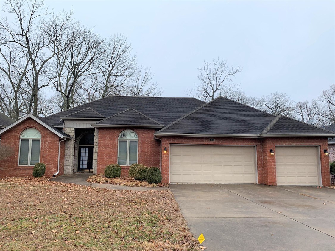 1955 S Pin Oak Dr, Springfield, MO 65809 House for Rent in