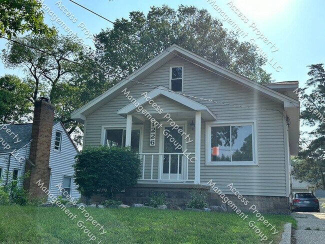 Foto del edificio - NW Side Updated Two Bedroom With Garage