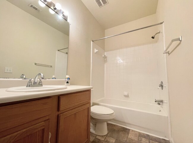 Building Photo - 2Bed/2Bath Available in August!