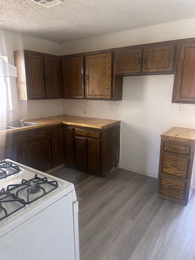 Building Photo - 1106 S High School St