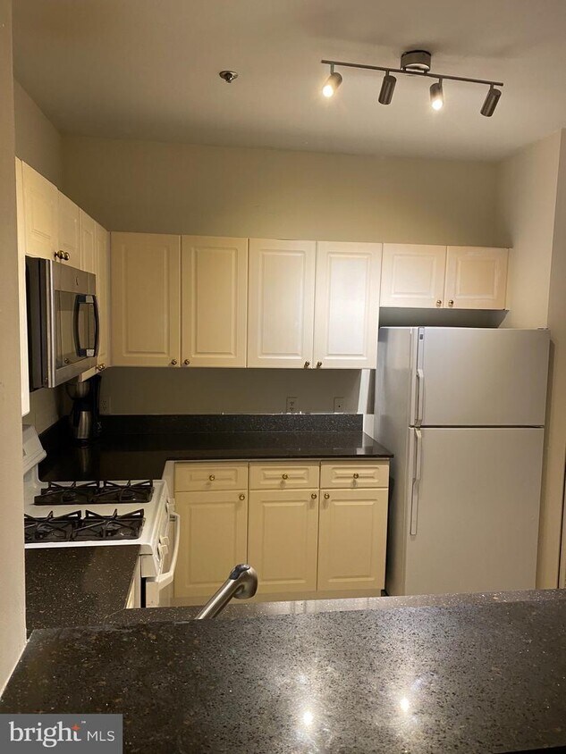 1625 International Dr Unit 416, McLean, VA 22102 Condo for Rent in